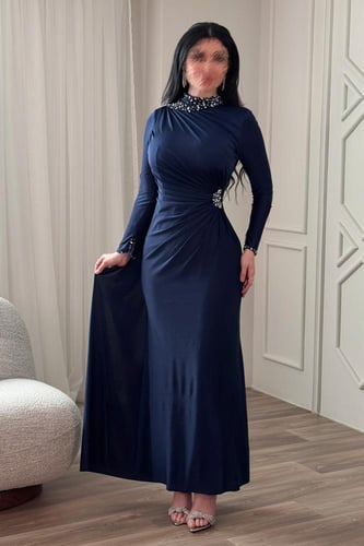 فستان كحلي سهرة ماكسي بوشاح مزين بالكريستال