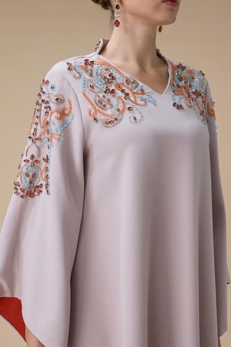 جلابية طويلة بتطريز فاخر وأكمام كلوش مبطنة