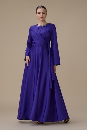 فستان بنفسجي طويل بقصة لف أنيقة