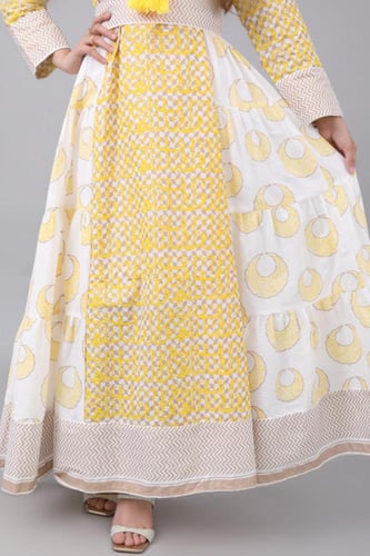 جلابيه بتصميم كلوش ونقوش اسلاميه لون اصفر