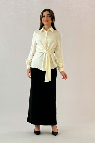 قميص ساتان بحزام من الجنب لون بيج فاتح