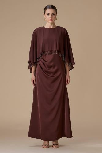 فستان بني طويل بأكمام كيب