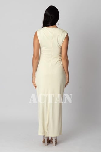 فستان ماكسي ضيق مزين ببروش لون اصفر