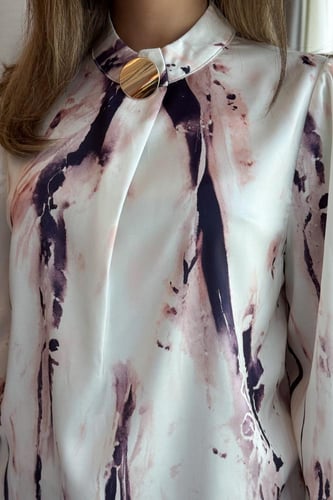 بلوزة بطبعة ماربل مميزة بياقة انيقة لون بيج