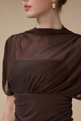 فستان بني طويل بتصميم درابيه