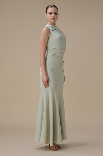 فستان طويل أخضر فاتح بتطريز ووشاح جانبي