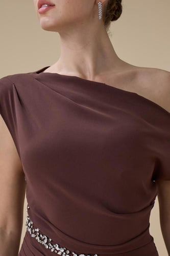 فستان بني ماكسي بتصميم كتف واحد