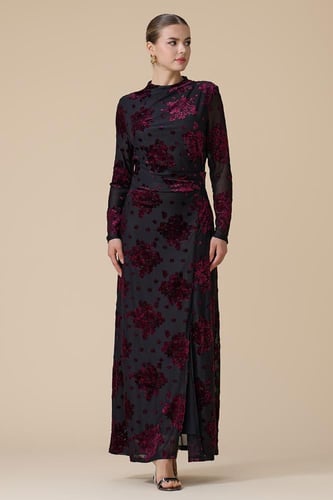 فستان احمر طويل بنقش ورود مخملية