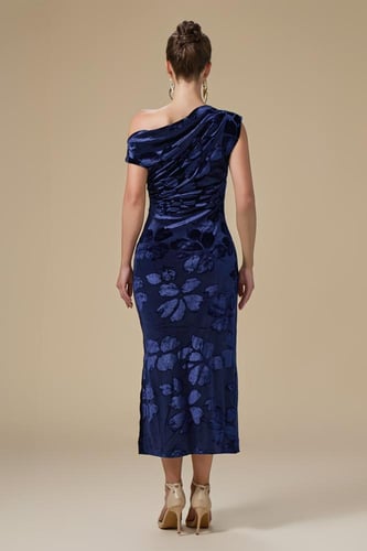 فستان كحلي ميدي مخمل بكتف واحد