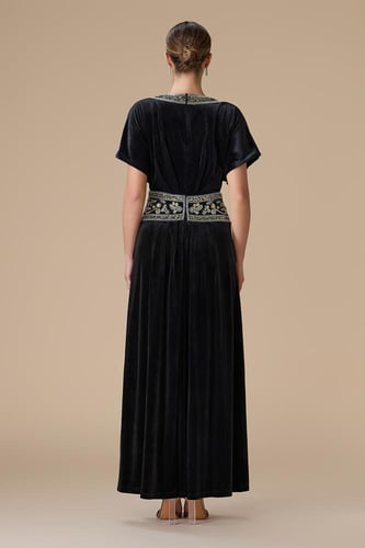 فستان اسود طويل مخمل مطرز