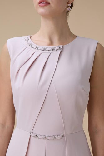 جمبسوت وردي بتصميم ناعم وتفاصيل كريستالية