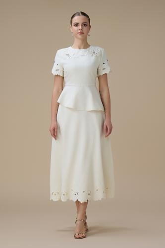 طقم تنورة ميدي سكري بتفاصيل زهور ثلاثية الأبعاد