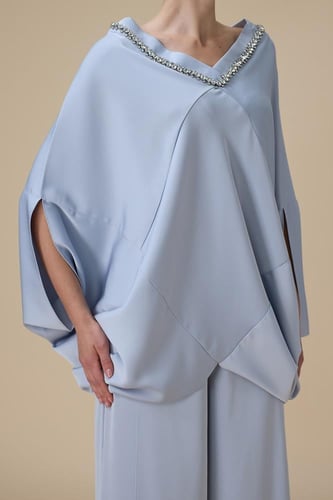 طقم بنطلون أزرق بتفاصيل كريستالية وقصة انسيابية