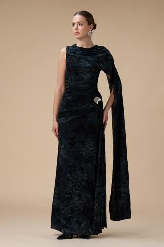 فستان أسود طويل مخملي بكتف واحد