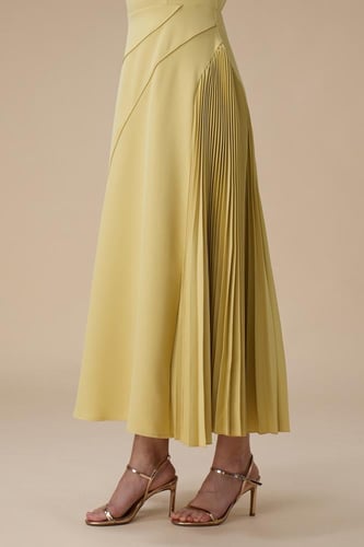 فستان اصفر طويل بكسرات من الجانب