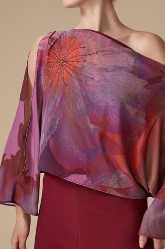 جمبسوت عنابي مع طبقة شيفون مطبوعة