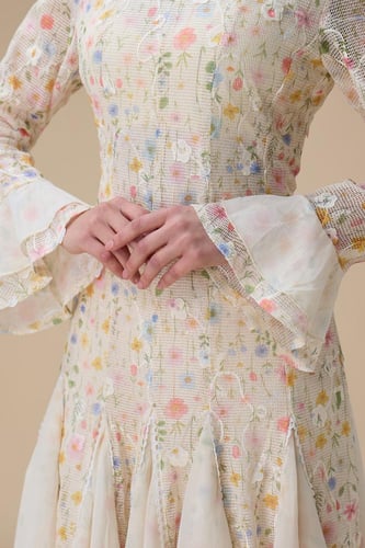 فستان بيج قصير مزهر بأكمام طويلة وكشكش