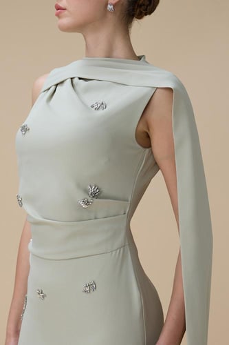 فستان طويل أخضر فاتح بتطريز ووشاح جانبي