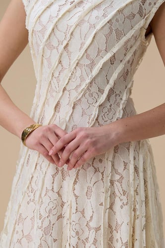 فستان ميدي سكري دانتيل بتفاصيل طيات