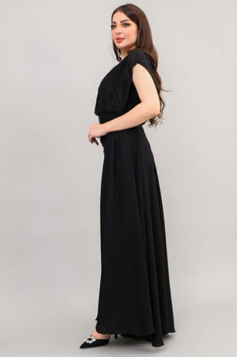 فستان بتصميم مقسم مطرز الصدر بكريستال لون اسود