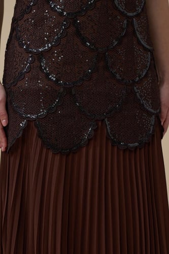 فستان دانتيل بني بتنورة بليسيه أنيقة