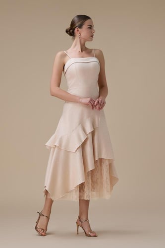 فستان ميدي مشمشي بحمالات رفيعة بطبقات مع دانتيل