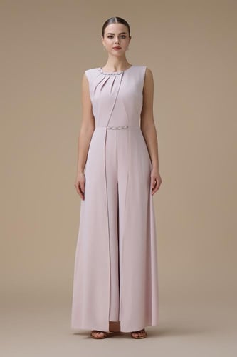 جمبسوت وردي بتصميم ناعم وتفاصيل كريستالية