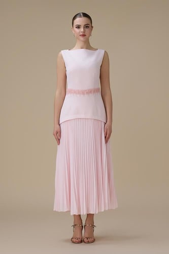 فستان ماكسي وردي فاتح بتنورة بليسيه وتفاصيل خرزية