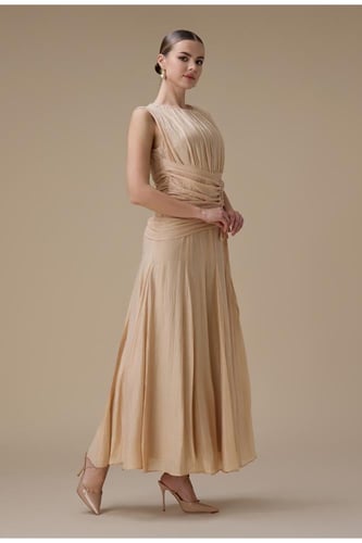 فستان طويل بيج مع كسرات جانبية