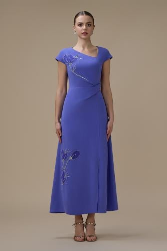 فستان ميدي بنفسجي مطرز بقصة ملفوفة وفتحة أمامية