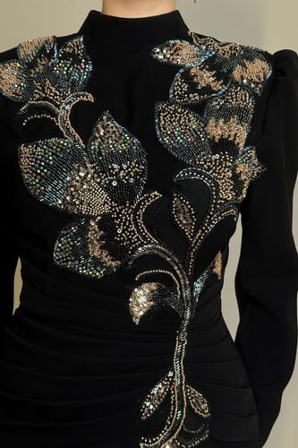 فستان سهرة أسود طويل بتطريز