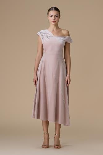 فستان وردي ميدي بكتف مكشوف