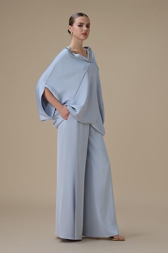 طقم بنطلون أزرق بتفاصيل كريستالية وقصة انسيابية