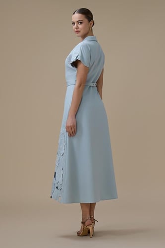 فستان بلون ازرق بقصة ميدي وتطريز ناعم