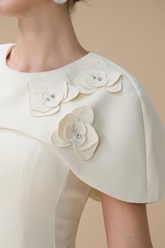 فستان سكري طويل بتفاصيل ورود بارزة