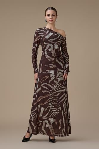 فستان بني طويل بتصميم كتف واحد