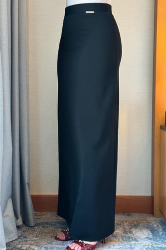 تنورة طويلة بقصة ضيقة لون اسود