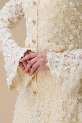 فستان دانتيل ميدي اصفر بأكمام طويلة