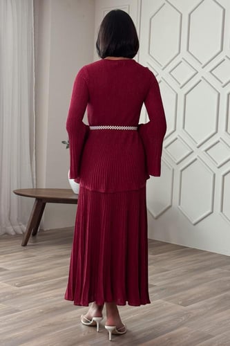 طقم تنورة وبلوزة بحزام لؤلؤ لون عودي