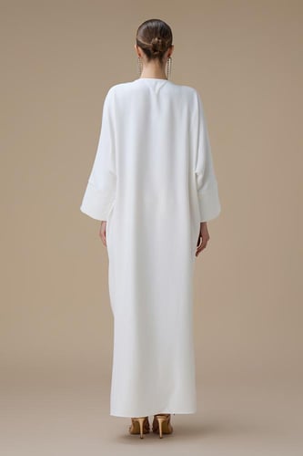 جلابية بيضاء طويلة واسعة بنقشة زهرية