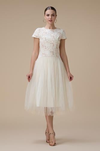 فستان قصير وردي مطرز بالزهور مع تنورة تول