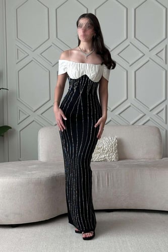 فستان سهرة ضيق بأكتاف مكشوفة مزين بالفصوص