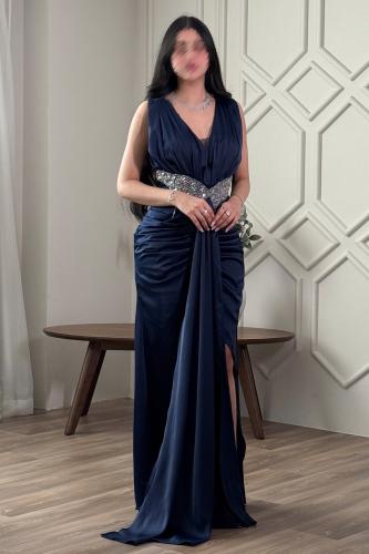 فستان طويل درابيه مزين بالكريستال لون كحلي