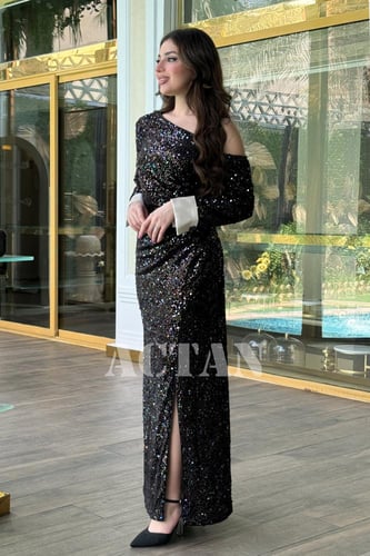 فستان طويل ترتر بأساور مطوية وكتف مكشوف