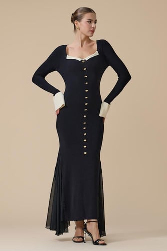 فستان اسود طويل بأكمام طويلة