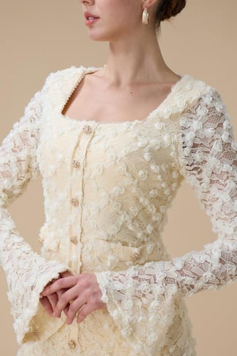 فستان دانتيل ميدي اصفر بأكمام طويلة