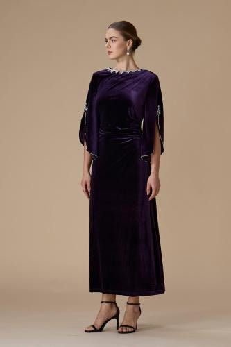 فستان بنفسجي طويل بأكمام كاب
