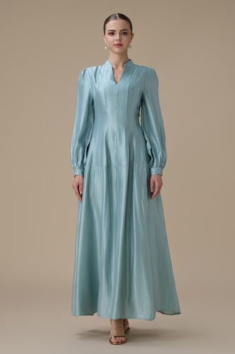 فستان ازرق طويل بتطريز ناعم