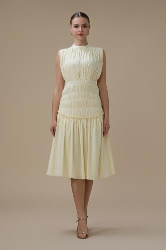 فستان اصفر فاتح قصير بكسرات ناعمة