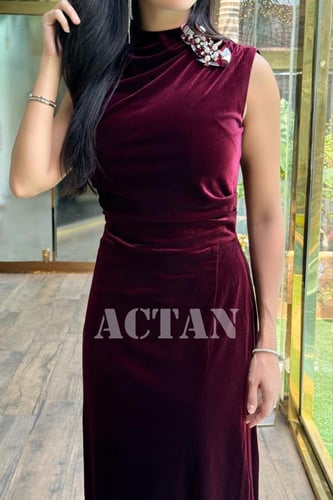 فستان مخملي بقصة ضيقة مزين ببروش لون عنابي